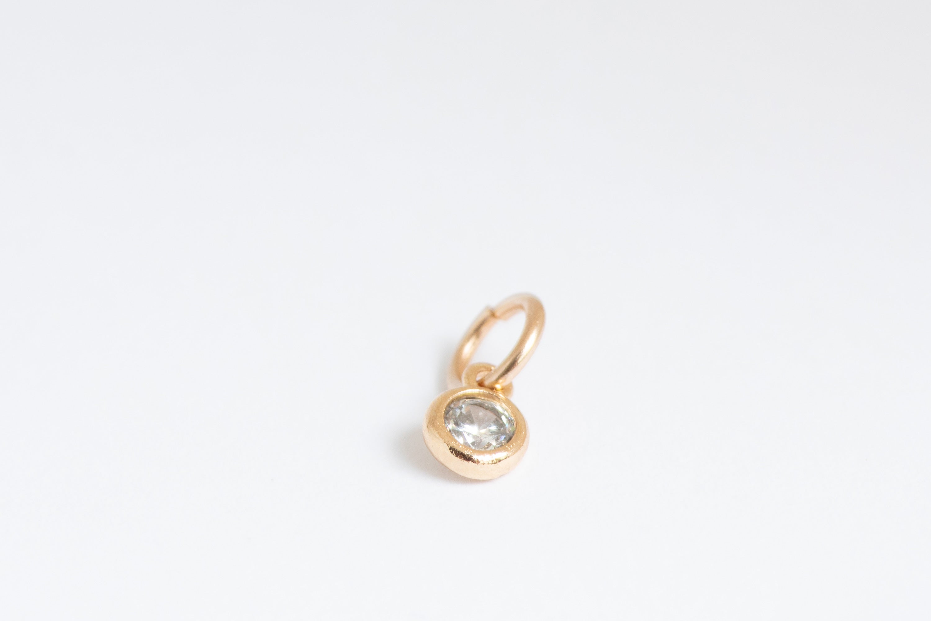 Liten hvit zirkonia charm