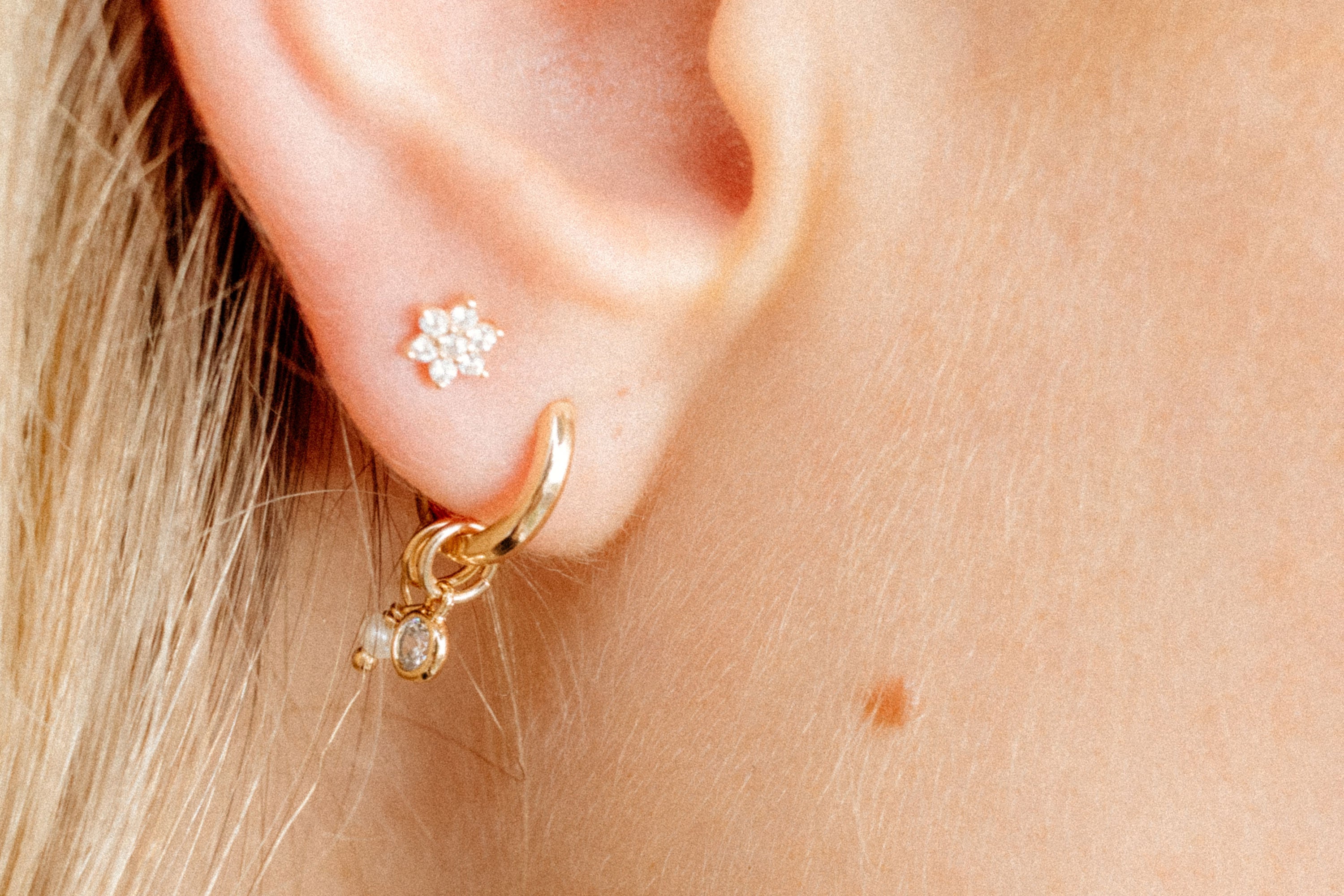 Liten hvit zirkonia charm