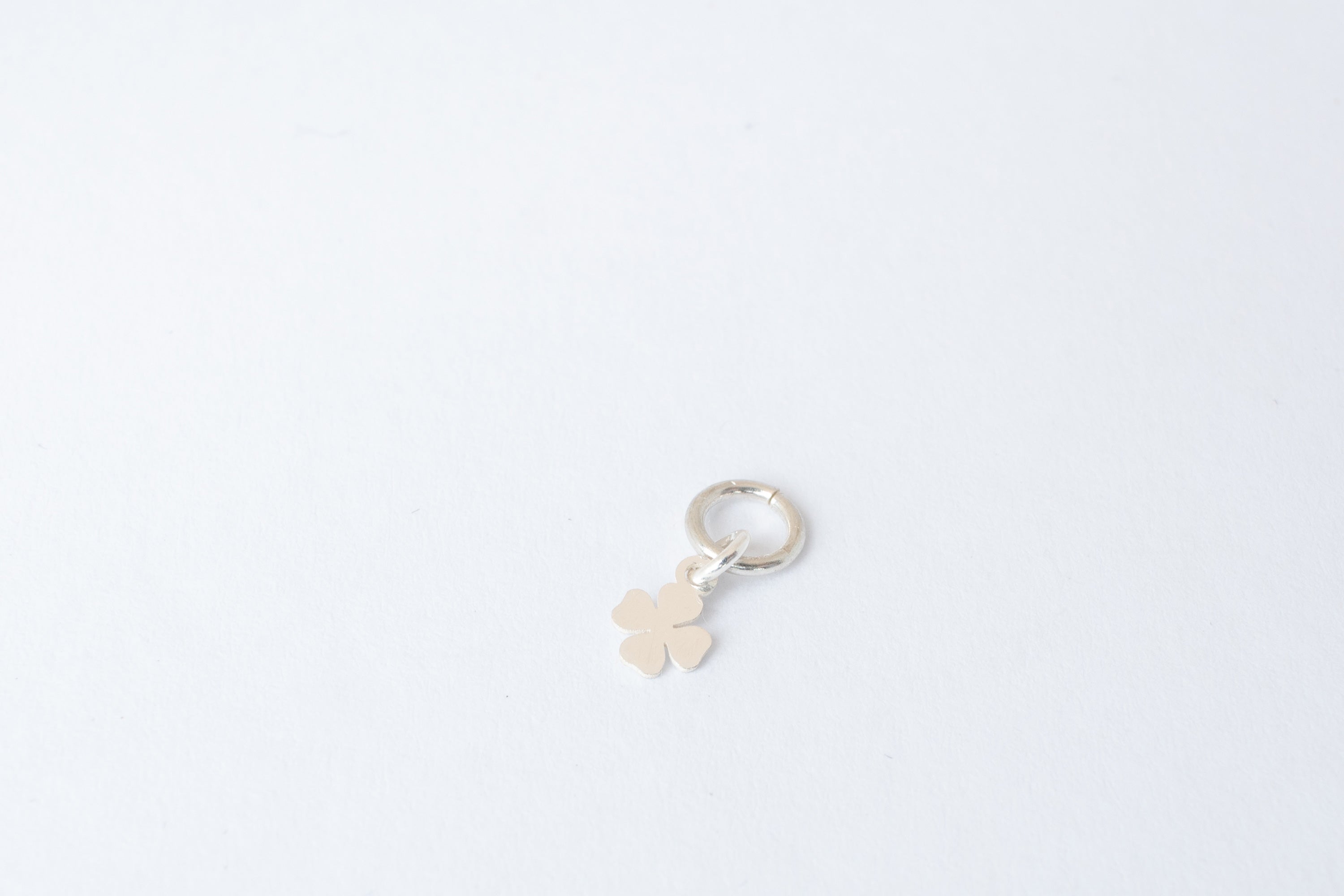 Mini clover charm sølv
