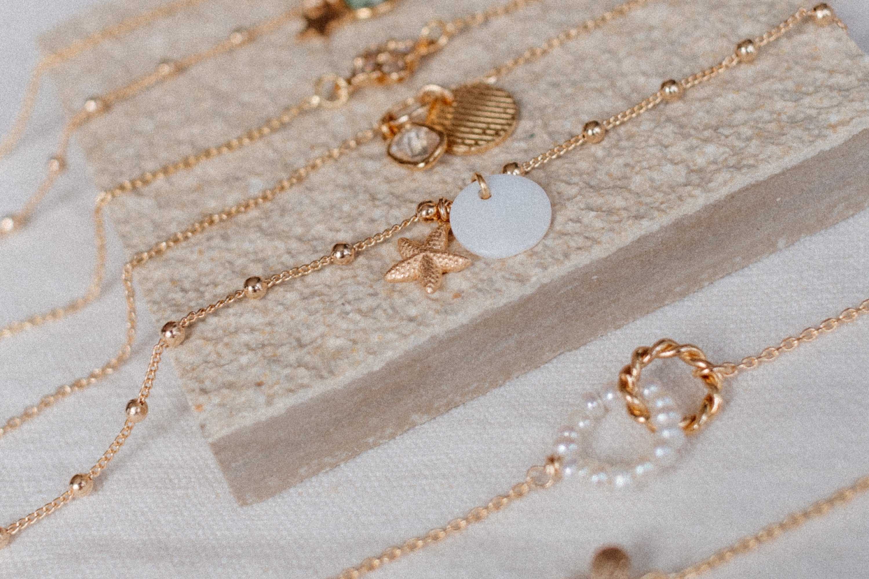 Liten perlemor rund charm