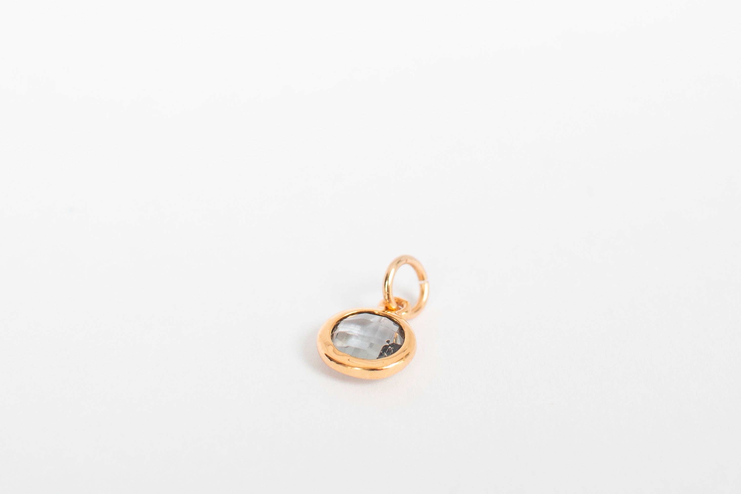 Grå dråpe charm