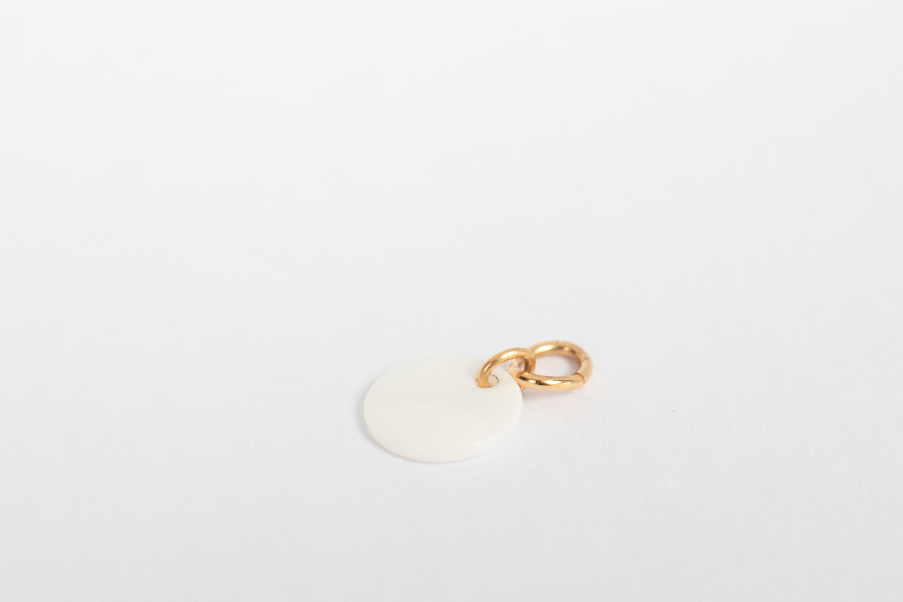 Liten perlemor rund charm