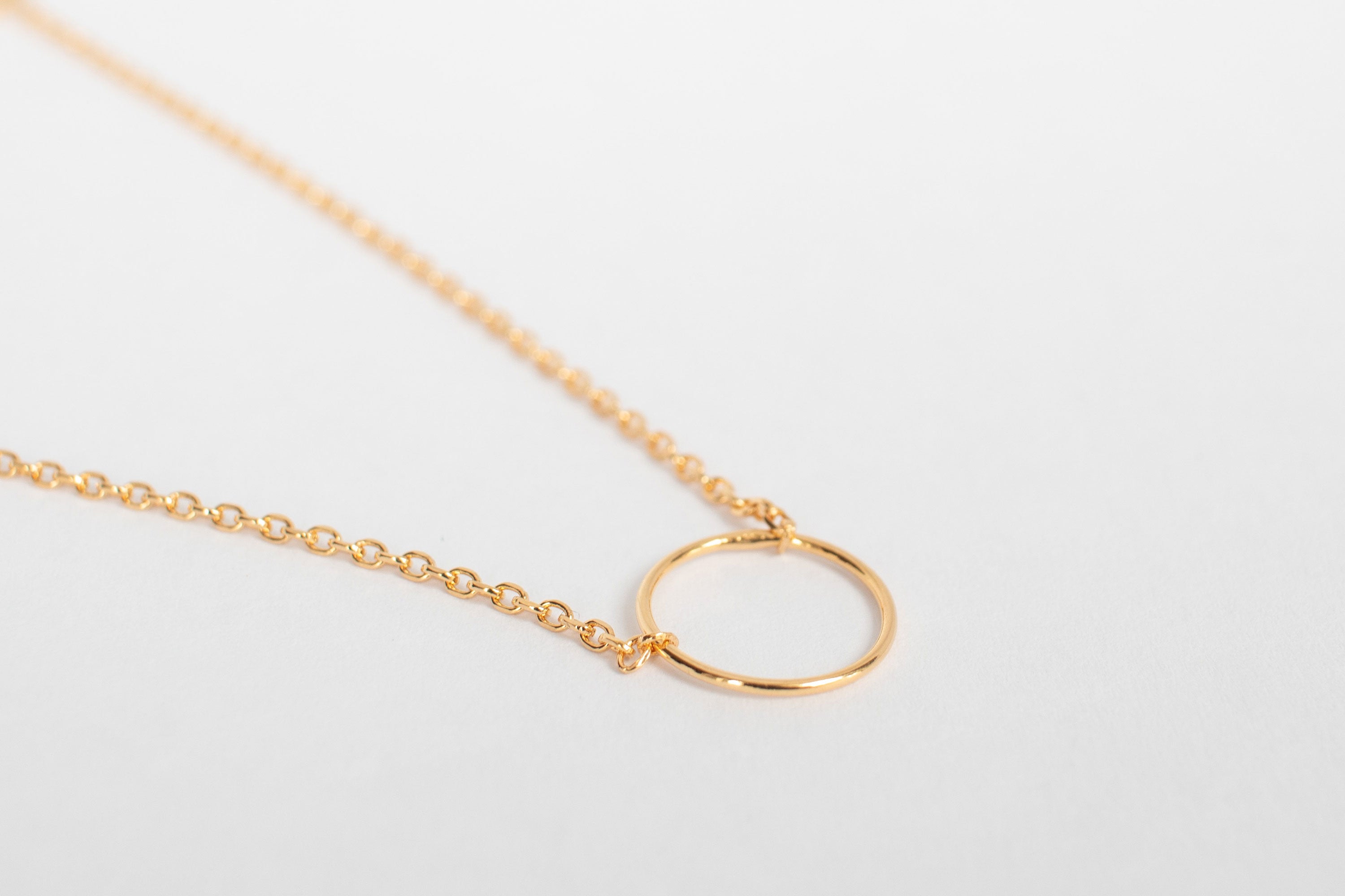 Halssmykke med stor ring