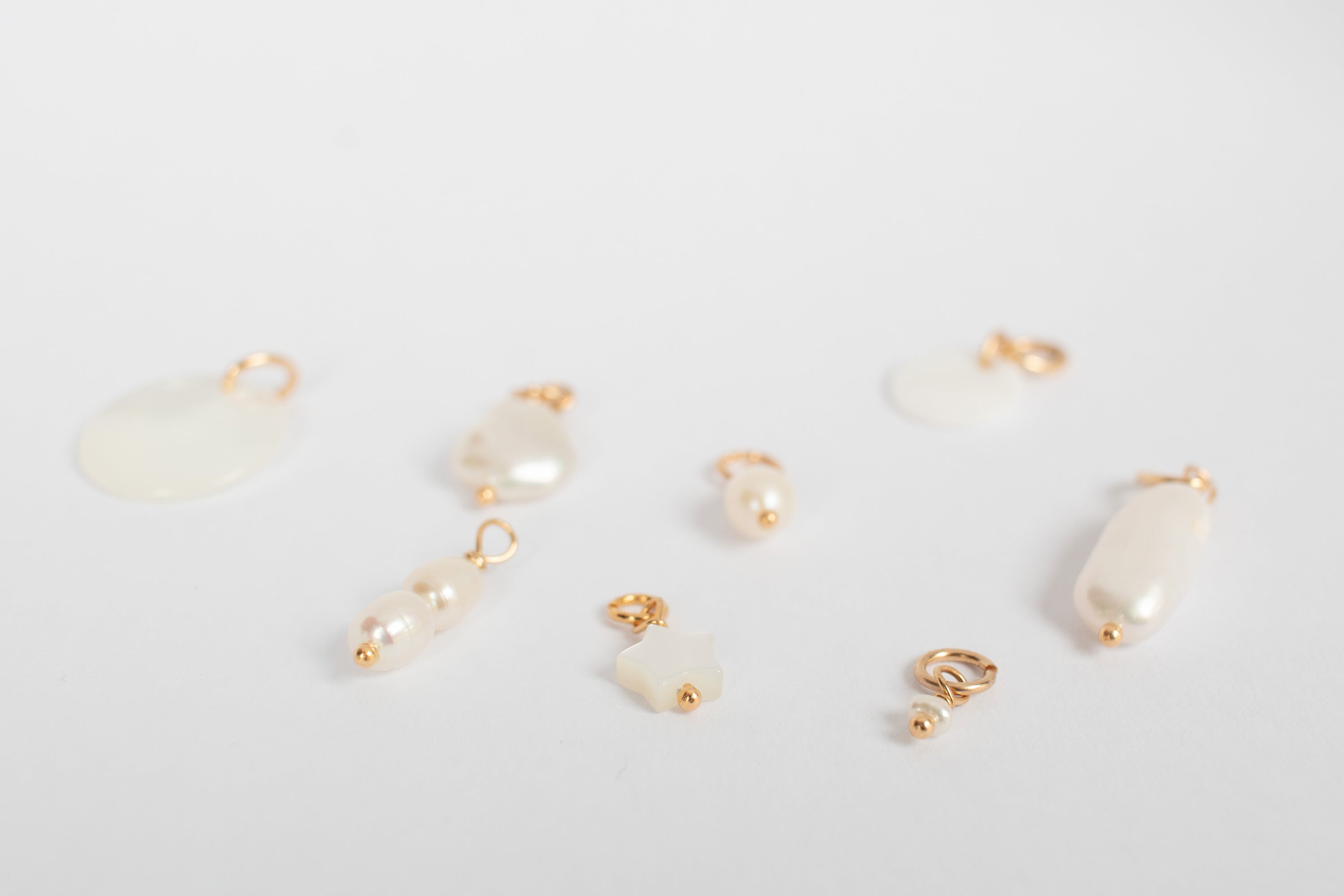 Liten perlemor rund charm