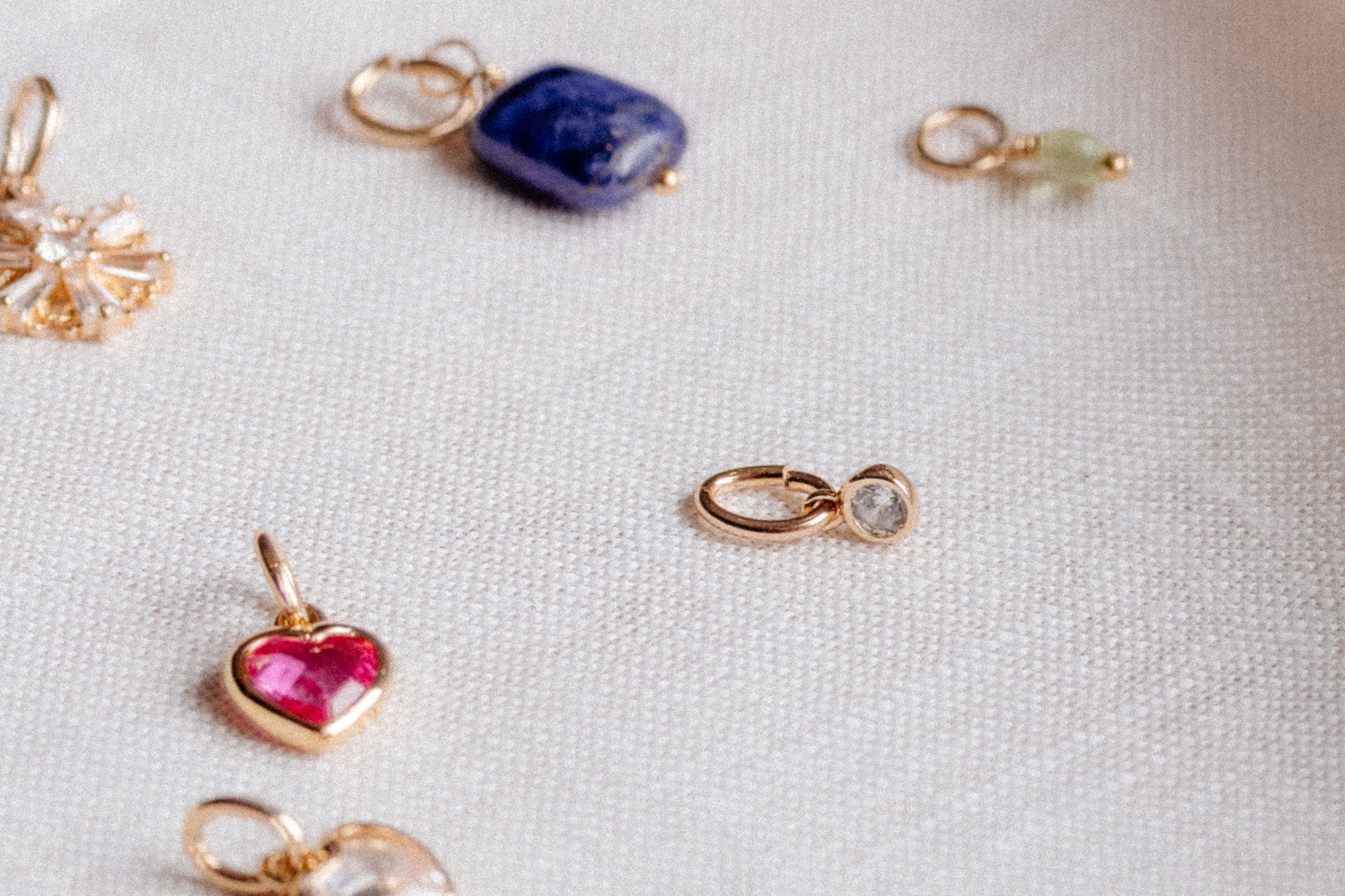 Liten hvit zirkonia charm